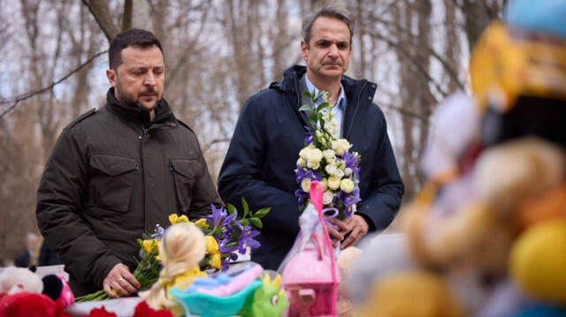 Le Président de l'Ukraine, Volodymyr Zelensky (à gauche), et le Premier Ministre de la Grèce, Kyriakos Mitsotakis (à droite), rendant hommage aux victimes d'une attaque de drone contre un immeuble résidentiel à Odessa, le 6 mars 2024.