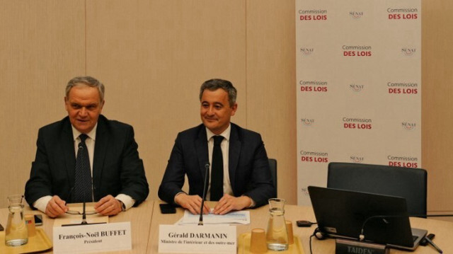 Le ministre français de l'Intérieur, Gérald Darmanin (à droite), est assis à côté du président de la commission, le sénateur François-Noël Buffet (au centre), avant son audition devant la Commission des lois du Sénat concernant les Jeux olympiques de 2024, à Paris le 5 mars 2024.