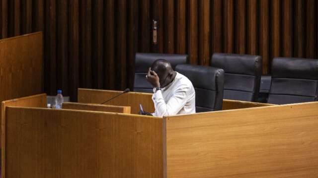 Un membre de l'Assemblée nationale se tient la tête en écrivant avant le début de l'examen de la proposition de loi d'amnistie à Dakar, au Sénégal, le 6 mars 2024.