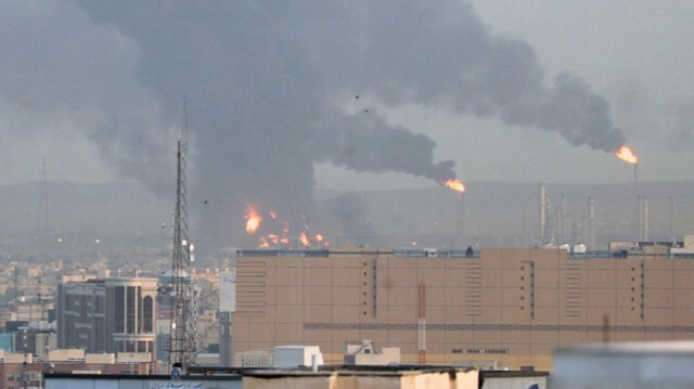 İran'da petrol rafinerinde nedeni henüz bilinmeyen bir patlama meydana geldi. 