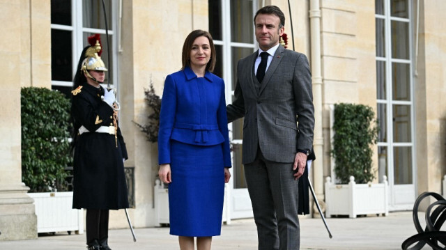 Le Président français, Emmanuel Macron, pose avec la Présidente de la Moldavie, Maia Sandu, avant une réunion au palais présidentiel de l'Élysée à Paris, le 7 mars 2024.
