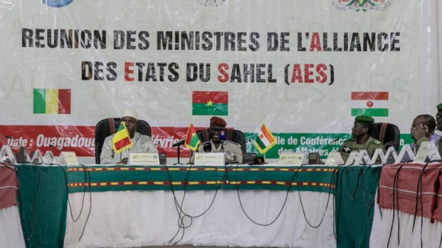Le ministre de la Défense et des Anciens Combattants du Burkina Faso, le Colonel-major Kassoum Coulibaly (C) aux côtés du colonel Abdoulaye Maiga, ministre d'État, ministre de l'Administration territoriale et de la Décentralisation, porte-parole du gouvernement du Mali (2e à gauche) et du général Salifou Mody, ministre d'État, ministre de la Défense nationale du Niger à la réunion des ministres de l'Alliance des États du Sahel (AES), à Ouagadougou, le 15 février 2024.