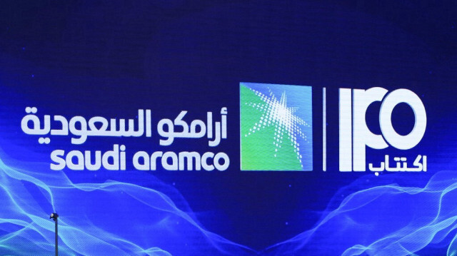 Panneau de l'introduction en bourse (IPO) de Saudi Aramco lors d'une conférence de presse de la société d'État dans la région orientale d'Arabie saoudite, à Dhahran.