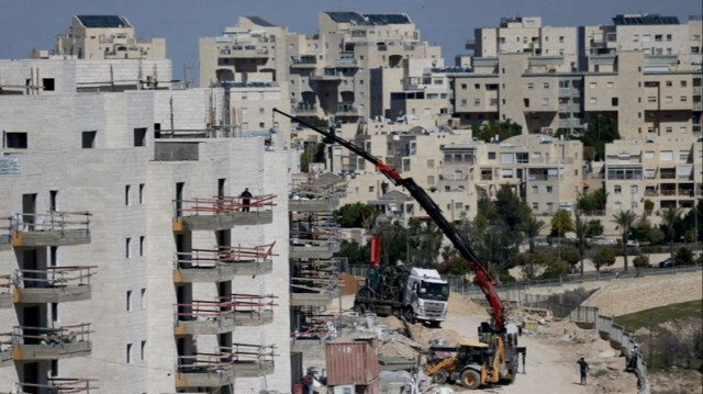 Des ouvriers travaillent sur un chantier de construction dans la colonie israélienne de Maale Adumim, en Palestine occupée, le 29 février 2024.