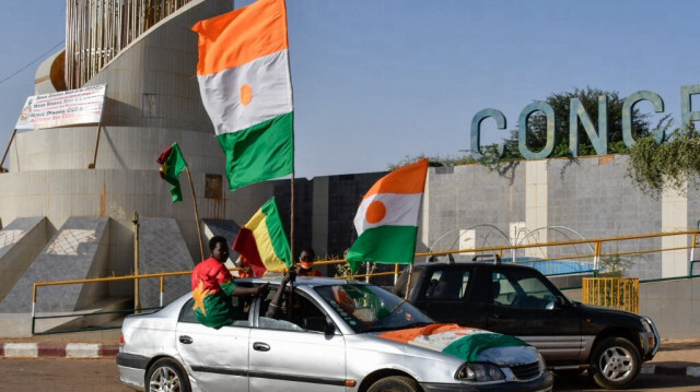Des partisans de l'Alliance des États du Sahel (AES) conduisent avec des drapeaux alors qu'ils célèbrent le départ du Mali, du Burkina Faso et du Niger de la Communauté économique des États de l'Afrique de l'Ouest (CEDEAO) à Niamey, le 28 janvier 2024.