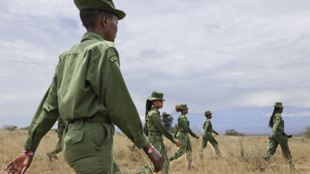 Les membres de la Team Lioness patrouillent à pied à Oloitokitok le 28 février 2024, sur les terres de la communauté d'Olgulului, adjacentes au parc national d'Amboseli. 