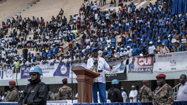 Simplice Sarandji (C), président de l'assemblée nationale et ancien premier ministre, s'exprime lors du dernier meeting de campagne avant le référendum constitutionnel, à Bangui, le 28 juillet 2023.