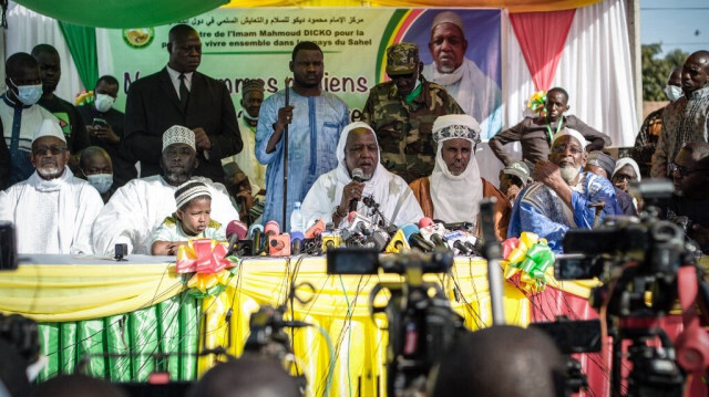L'imam malien Mahmoud Dicko (C) s'exprime lors d'une réunion publique, lors d'une rare apparition publique à Bamako le 28 novembre 2021.