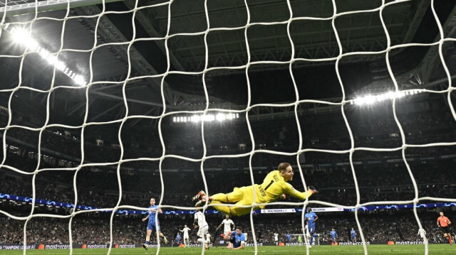 L'attaquant du Real Madrid, Vinicius Junior, marque un but lors du match de football retour des huitièmes de finale de la Ligue des champions de l'UEFA entre le Real Madrid CF et le RB Leipzig, au stade Santiago Bernabeu à Madrid le 6 mars 2024.