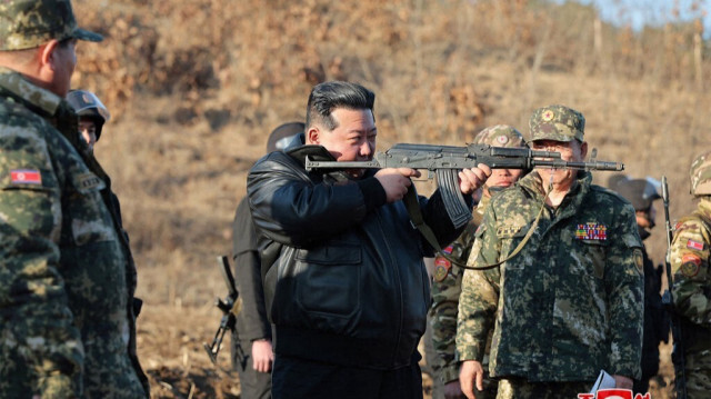 Kim Jong Un inspecte une base de formation opérationnelle majeure située dans la zone occidentale de l'armée populaire coréenne, à un emplacement non divulgué en Corée du Nord, le 7 mars 2024.