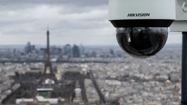 Caméra de surveillance installée sur la tour Montparnasse, à Paris.
