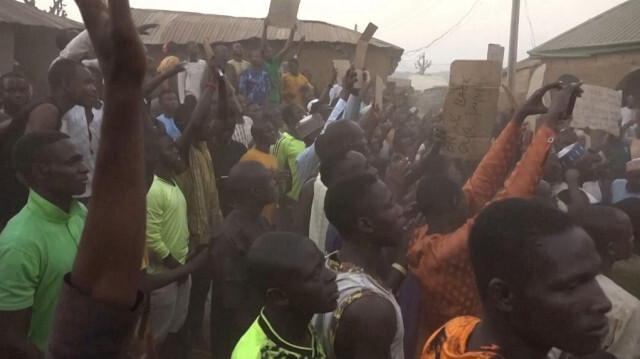 Cette capture vidéo tirée d'une vidéo AFPTV du 7 mars 2024 montre des familles d'élèves enlevés se rassemblant lors de la visite du gouverneur de l'État de Kaduna, Uba Sani, au Nigéria.