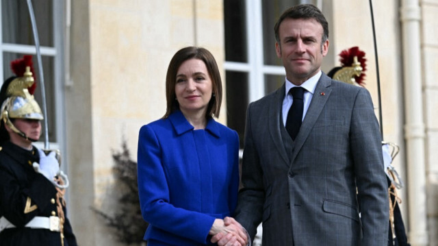 La présidente de la Moldavie, Maia Sandu et le président français, Emmanuel Macron avant une réunion au palais présidentiel de l'Élysée à Paris, le 7 mars 2024.