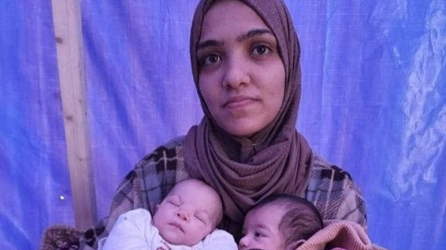 La Palestinienne Rawand Mushtaha et ses triplés nouveau-nés vivent dans une petite tente installée dans la bande de Gaza.