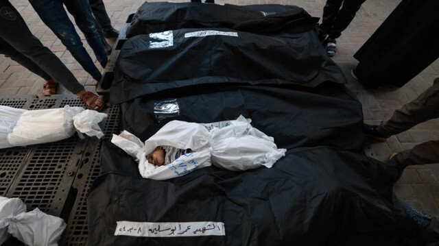 Les corps des Palestiniens tués à la suite des frappes aériennes israéliennes dans le sud de la bande de Gaza, le 08 mars 2024.