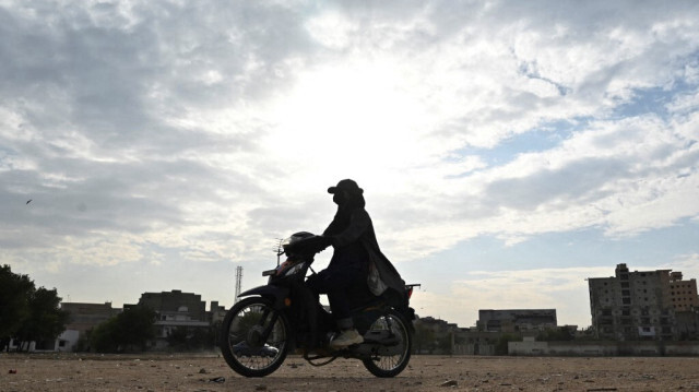 Tournant autour d'un ovale poussiéreux au cœur de la plus grande ville du Pakistan, les femmes à moto s'entraînent à boucler une rangée de cônes de sécurité, leurs casques fixant des foulards colorés en place.