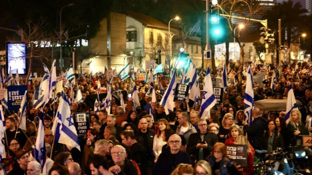 Des centaines de personnes participent à la manifestation contre le gouvernement du Premier ministre israélien Benjamin Netanyahu à Tel Aviv en Israël.