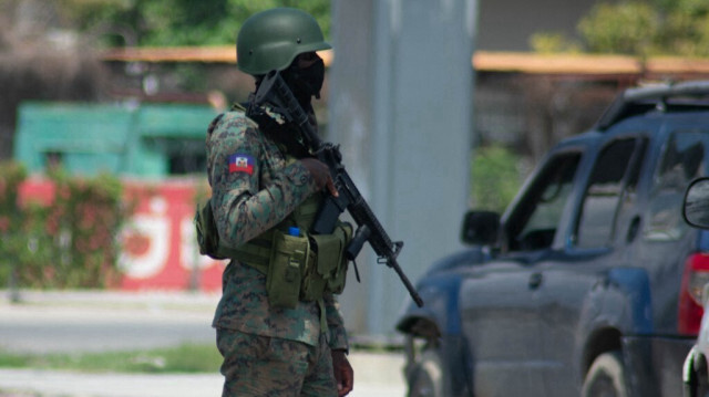Un soldat inspecte les véhicules et les personnes à l'approche de l'aéroport de Port-au-Prince, en Haïti, le 6 mars 2024. 