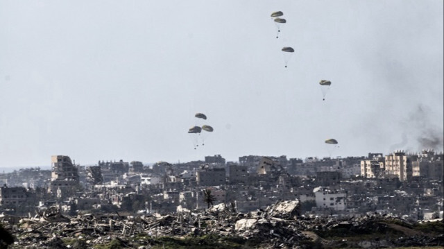 De l'aide humanitaire a été larguée au nord de la bande de Gaza, où le désastre s'aggrave de jour en jour en raison des attaques israéliennes, le 07 mars 2024.