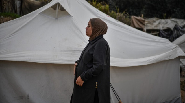 Une Palestinienne enceinte, a été forcée de fuir vers Rafah en raison des attaques israéliennes, dans la bande de Gaza.