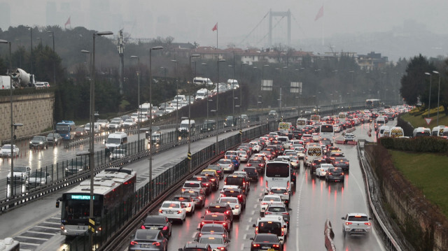 İstanbul'da haftanın son gününde akşam saatlerinde trafik yoğunluğu, yağmurun da etkisiyle yüzde 90'a kadar yükseldi.