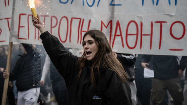 En Grêce, de nombreux universitaires et étudiants redoutent que l'enseignement supérieur public ne soit dévalué au profit des établissements à but lucratif, et s'inquiètent également de la persistance du sous-financement des universités publiques.