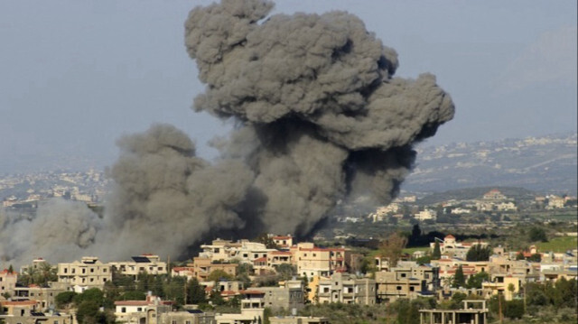 Des volutes de fumée se dégagent après une frappe israélienne dans le sud du Liban, le 05 mars 2024.