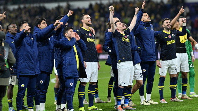 Les joueurs de Fenerbahçe célèbrent leur victoire 3-0 face à l'Union Saint Gilloise, au stade Lotto Park de Bruxelles, en Belgique.