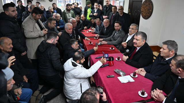 Sağlık Bakanı Fahrettin Koca, Beykoz'daki Rüzgarlıbahçe Camisi'nde kıldığı cuma namazının ardından avlusundaki çay ocağında vatandaşlarla bir araya gelerek sohbet etti.
