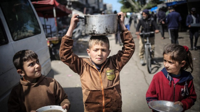 Des enfants palestiniens se dirigent vers un point de distribution de nourriture à Khan Younes, dans le sud de la bande de Gaza, le 07 mars 2024.