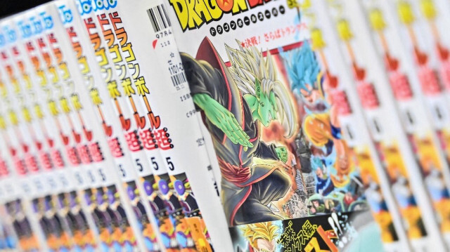 Livres de la série de mangas "Dragon ball" sur une étagère dans un magasin du centre-ville de Tokyo le 8 mars 2024.