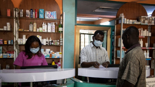 Des employés de pharmacie portent des masques pour prévenir la propagation du nouveau coronavirus COVID-19 à Ouagadougou, le 16 mars 2020. 