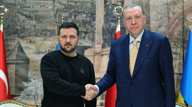 Le président turc Recep Tayyip Erdogan a affirmé qu'Ankara poursuit ses efforts en faveur d'une "paix juste et négociée" entre la Russie et l'Ukraine. Le chef de État turc animait, vendredi, à Istanbul une conférence de presse conjointe avec son homologue ukrainien, Volodymyr Zelensky, en visite officielle en Türkiye. "Nous sommes prêts à accueillir un sommet pour la paix impliquant la Russie. Nous continuerons à faire preuve de solidarité avec l'Ukraine, tout en œuvrant pour mettre fin à la guerre en parvenant à une paix juste et négociée", a déclaré Erdogan.