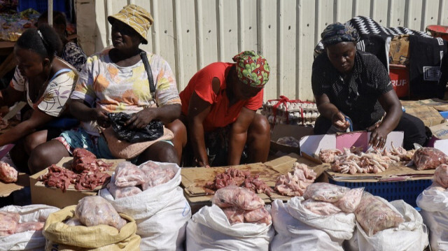 Des citoyens haïtiens vendent de la viande au marché de Dajabon, en République dominicaine, à la frontière avec Haïti, le 8 mars 2024.