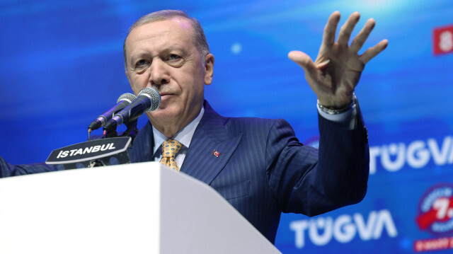 Le président turc Recep Tayyip Erdogan a affirmé vendredi que la Türkiye discute avec toutes les parties pour garantir l'unité entre les différentes factions palestiniennes. "Nous sommes en pourparlers avec toutes les parties pour assurer l'unité de nos frères et sœurs palestiniens", a-t-il déclaré lors d'un événement organisé par la Fondation de la jeunesse turque (Tugva) à Istanbul.