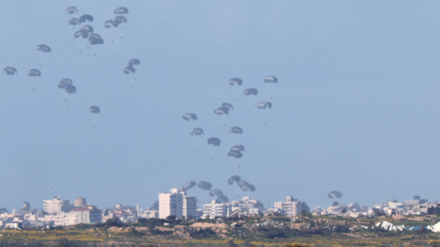 L'aide humanitaire tombant sur le nord de Gaza, vue de la frontière sud d'Israël avec la bande de Gaza, le 7 mars 2024, dans le cadre du conflit actuel entre Israël et le groupe palestinien Hamas.