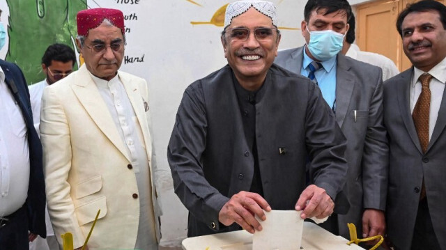 L'ancien président pakistanais Asif Ali Zardari du Pakistan Peoples Party (PPP) vote lors des élections nationales dans un bureau de vote à NawabShah dans la province de Sindh le 8 février 2024.