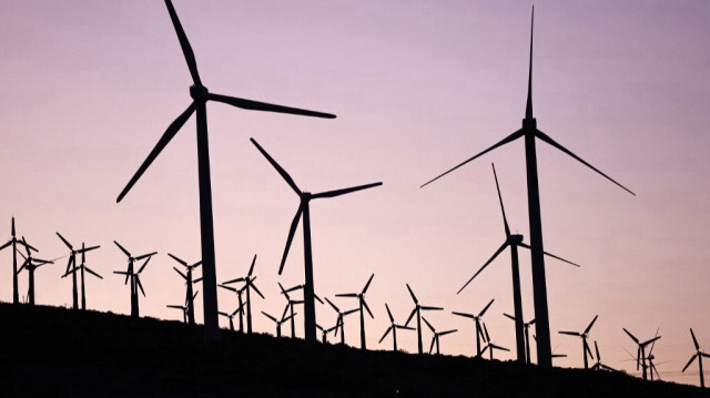 Des éoliennes fonctionnent dans un parc éolien le 5 mars 2024 près de Palm Springs, en Californie.