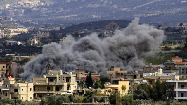 Des volutes de fumée s'élèvent au-dessus des bâtiments après une frappe israélienne dans le village frontalier de Majdal Zoun, au sud du Liban, le 9 mars 2024.