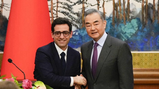 Le ministre de l'Europe et des Affaires étrangères de France, Stéphane Séjourné et son homologue chinois, Wang Yi, lors d'une conférence de presse à l'issue de leur rencontre au Diaoyutai State GuestHouse à Pékin, en Chine, le 1er avril 2024.