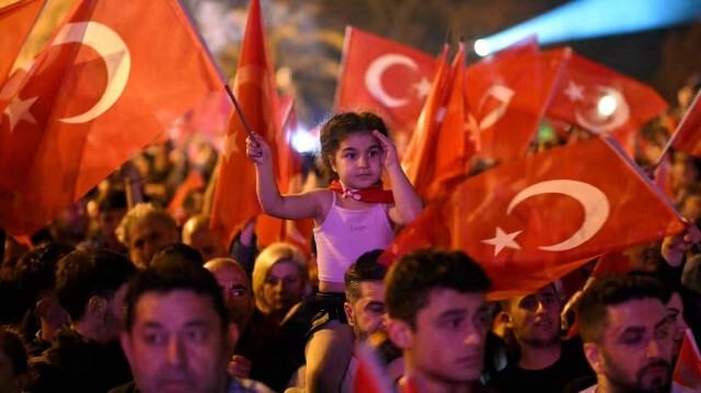 Сторонники Народно-республиканской партии (СНР) в Стамбуле празднуют победу на муниципальных выборах по всей Турции в воскресенье. 