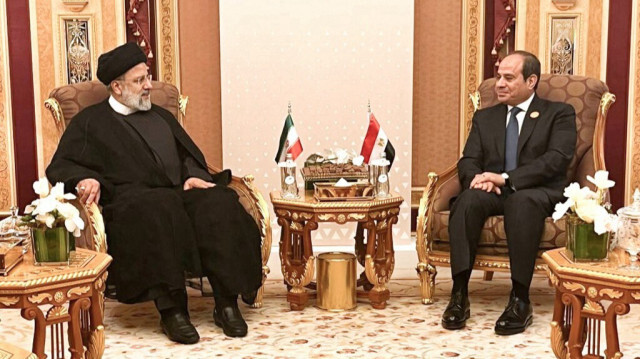 Le président iranien Ebrahim Raisi (G) rencontrant le président égyptien Abdel Fatah Al-Sisi lors de la réunion d'urgence de la Ligue arabe et de l'Organisation de la coopération islamique (OCI), à Riyad.