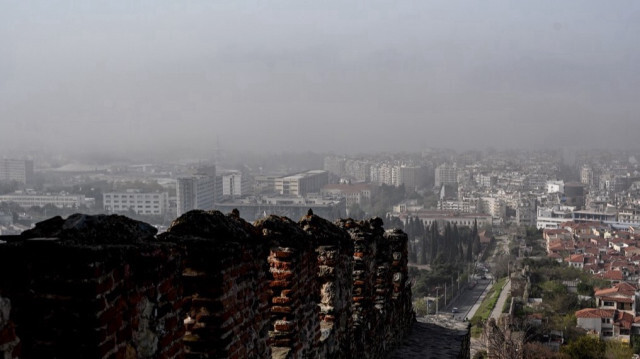 La ville de Thessalonique enveloppée de brouillard alors que des vents persistants du sud ont transporté des vagues de poussière du continent africain à travers le pays de Grèce.