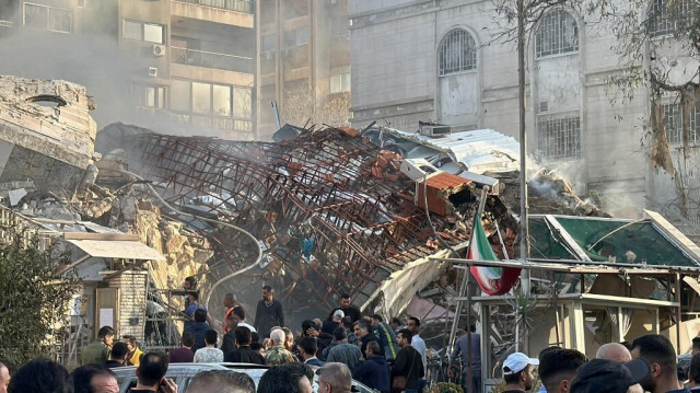 Le personnel d'urgence et de sécurité se rassemble sur le site des frappes israéliennes qui ont touché un bâtiment adjacent à l'ambassade d'Iran à Damas, capitale de la Syrie, le 1er avril 2024.