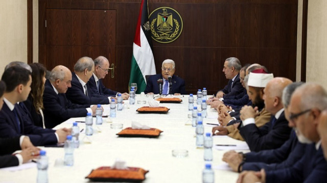 Le nouveau gouvernement palestinien, dirigé par le Premier ministre Mohammed Mustafa, tient son premier conseil des ministres présidé par le Président Mahmoud Abbas (C) à Ramallah en Palestine occupée, le 31 mars 2024.