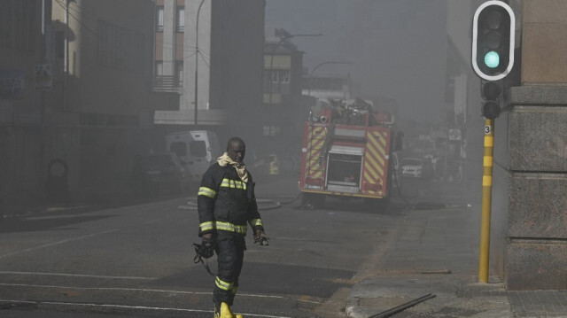 Un pompier sud-africain est vu à l'extérieur des locaux de l'administration fiscale sud-africaine (SARS) à Marshalltown, Johannesburg, le 20 septembre 2023.