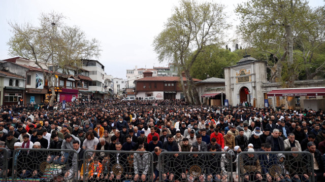 آلاف المسلمين يقيمون صلاة عيد الفطر في إسطنبول
