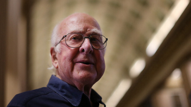 Le physicien britannique Peter Higgs, lauréat du prix Nobel de physique, posant pour des photos après avoir assisté à une conférence de presse à la bibliothèque Playfair, Old College, Université d'Édimbourg, le 11 octobre 2013. Le physicien britannique Peter Higgs, dont la théorie d'une particule donnant de la masse - le boson de Higgs - lui a valu conjointement le prix Nobel de physique, est décédé à l'âge de 94 ans, a annoncé l'université d'Édimbourg le 9 avril 2024. "Il s'est éteint paisiblement chez lui le lundi 8 avril à la suite d'une courte maladie", a déclaré l'université écossaise dans un communiqué, le qualifiant de "grand professeur et mentor, inspirant des générations de jeunes scientifiques".