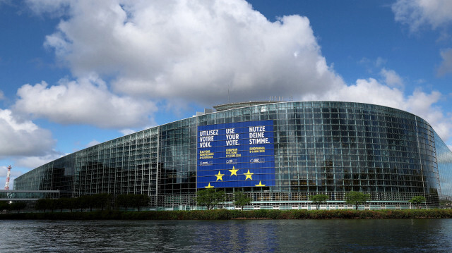 Cette photographie prise le 10 avril 2024 montre une affiche géante annonçant les prochaines élections européennes, collée sur la façade du bâtiment du Parlement européen, à Strasbourg, dans l'est de la France. Les élections du Parlement européen devraient se tenir du 6 au 9 juin 2024.