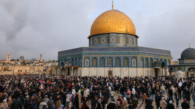 Des musulmans quittant le complexe de la mosquée Al-Aqsa à Jérusalem, le 10 avril 2024, après la prière de la fête de l'Aïd al-Fitr, qui marque la fin du mois de jeûne sacré du Ramadan.